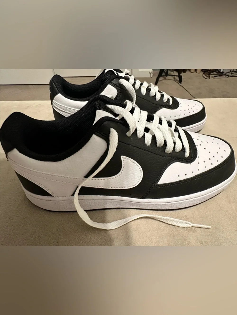 Nike Black and White Low-Top Trainers - Picture 3 of 6